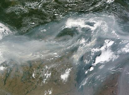 Fotografía tomada el pasado 2 de agosto por un satélite de la NASA en el que se ve como la columna de humo se extiende unos 1.700 kilómetros (AP Photo/NASA/MODIS Rapid Response).