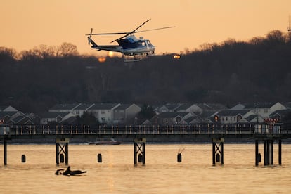 Un helicóptero de la Policía de Parques de Estados Unidos sobrevuela el río Potomac cerca del Aeropuerto Nacional Ronald Reagan de Washington, el jueves 30 de enero de 2025, en Arlington, Virginia.