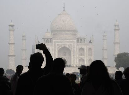 Visitantes hacen fotos frente al Taj Mahal en Agra (India).