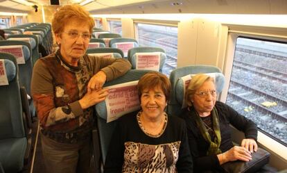 Joaquima Cortada, Teresita Fortiana y Joaquima Bonal, ayer en el AVE hacia Barcelona.