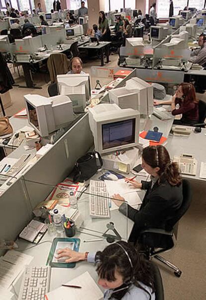 Personal de Bankinter trabajando en Banca Telefónica y por Internet, en su sede madrileña.