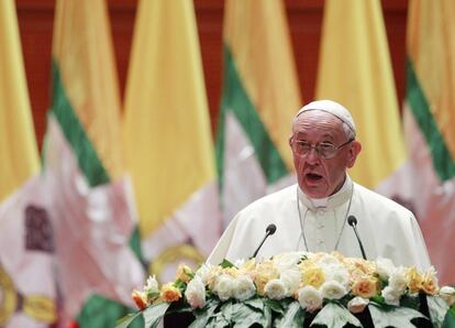 El papa Francisco da un discurso durante una reunión con miembros de la sociedad civil y diplomáticos en Naypyitaw, el 28 de noviembre.