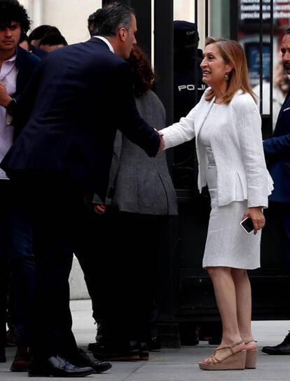 Ana Pastor, diputada del Partido Popular, saluda a Javier Ortega Smith, diputado de Vox y candidato al Ayuntamiento de Madrid.