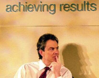 El primer ministro británico, Tony Blair, en un seminario con profesores celebrado en Londres el 12 de febrero de este año.
