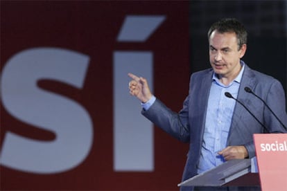 El presidente del Gobierno, Jose Luis Rodríguez Zapatero, durante el mitin celebrado en Lleida para pedir el <i>sí</i> en el Referéndum catalán.