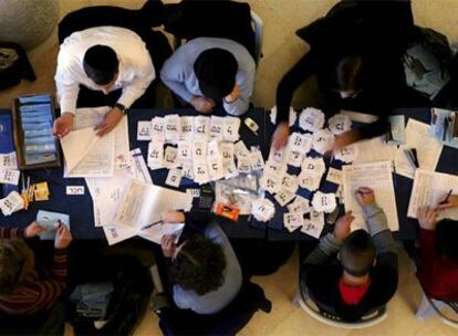 Escrutinio de votos en el Parlamento israelí.