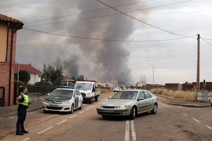 La Guardia Civil desaloja el municipio de Herreros de Jamuz (León), este martes.