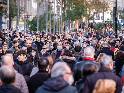 Ciudadanos con mascarilla paseando por las calles de la zona de Portal d'Angel, Barcelona, el pasado 6 de diciembre.