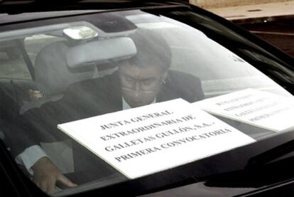 El ex director de Gullón, Juan Martínez Gabaldón, en el coche donde ayer se celebró la junta, en la que participó la ex presidenta Teresa Rodríguez.