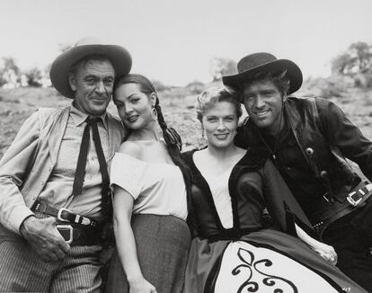 De izquierda a derecha, Gary Cooper, Sara Montiel, Denise Darcel y Burt Lancaster, en el rodaje de 'Veracruz' (1954).