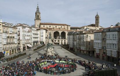 Un momento de la concentración de escolares en el centro de Vitoria.