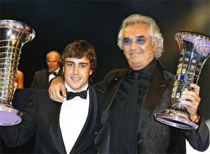 Briatore posa junto a Alonso en la gala de los premios de la FIA