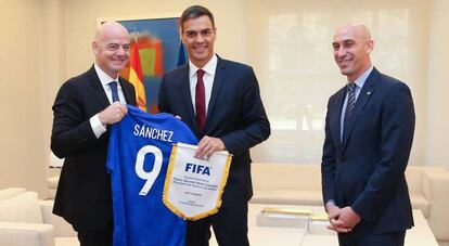 El presidente de la FIFA, Gianni Infantino; el presidente del Gobierno español, Pedro Sánchez; y el presidente de la Real Federación Española de Fútbol, Luis Rubiales, en una reunión mantenida en septiembre en La Moncloa.