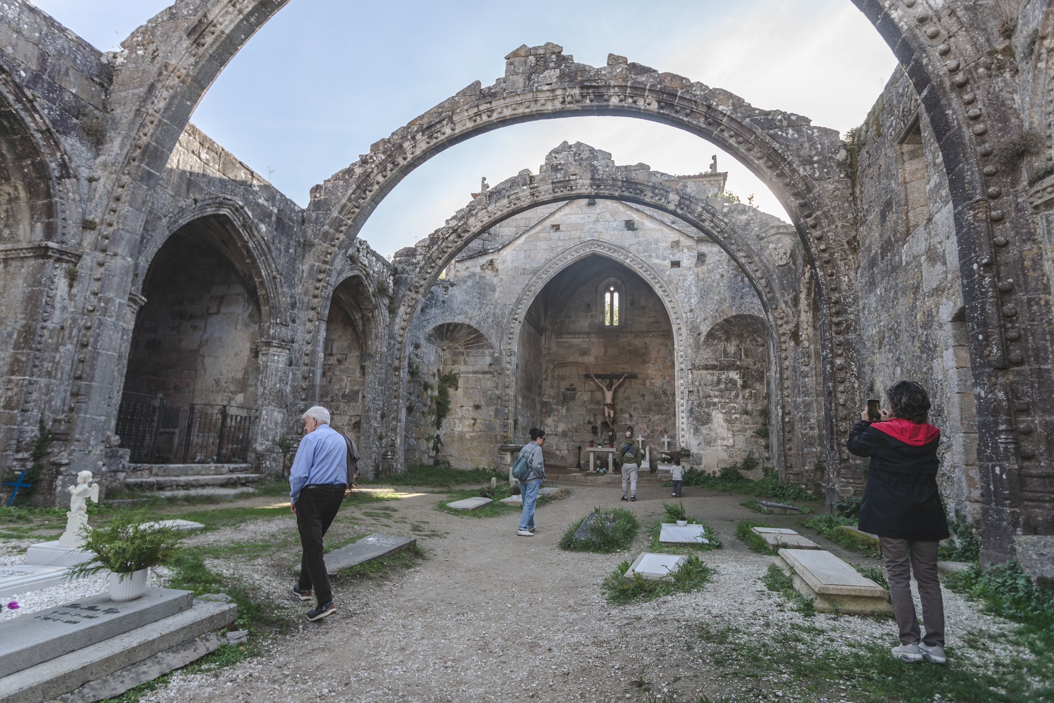 Las ruinas de la iglesia de Santa Mariña albergan el cristo del escultor internacional de Cambados Francisco Leiro durante siete meses al año.