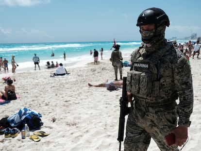 Un elemento de la Marina patrulla la playa Gaviota Azul durante las vacaciones de primavera en Cancún (México).