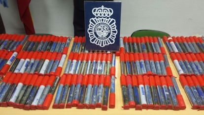 Bengalas requisadas por la policía en la sede de los Bukaneros.