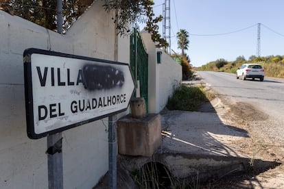 Señal que indica la entrada a la pedanía malagueña de Villafranco del Guadalhorce, perteneciente a la localidad de Alhaurín el Grande, con parte del nombre tachado, en 2022.
