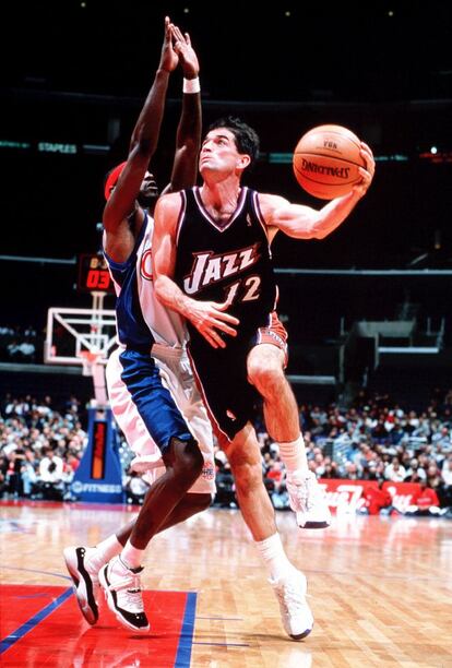 Pero Steve Nash no es el único que pertenece al grupo de los mayores pasadores de la historia. El exjugador de los Utah Jazz John Stockton (con la pelota) ostenta el récord de más asistencias realizadas, con 15.806.