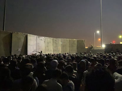 Una multitud de afganos pretende acceder a las instalaciones del aeropuerto de Kabul, este lunes.