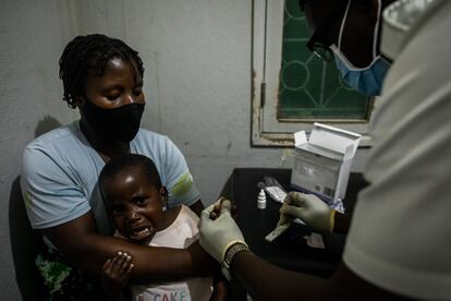 Un sanitario hace una prueba rápida de diagnóstico de malaria a una niña en el hospital de Mopeia, en Mozambique.