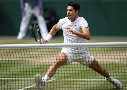 Carlos Alcaraz corre hacia la red durante la Semifinal de Wimbledon ante Daniil Medvedev.