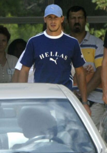 El atleta griego Kenteris a su salida del hospital KAT de Atenas.