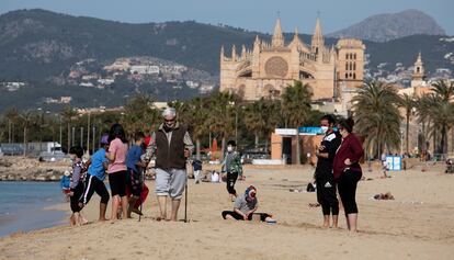 Varias personas en la playa Can Pere Antoni de Palma de Mallorca, este miércoles. 