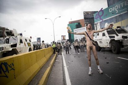 Un hombre protesta desnudo en Caracas. Centenares de opositores al Gobierno venezolano se enfrentaron a las fuerzas de seguridad en la capital.