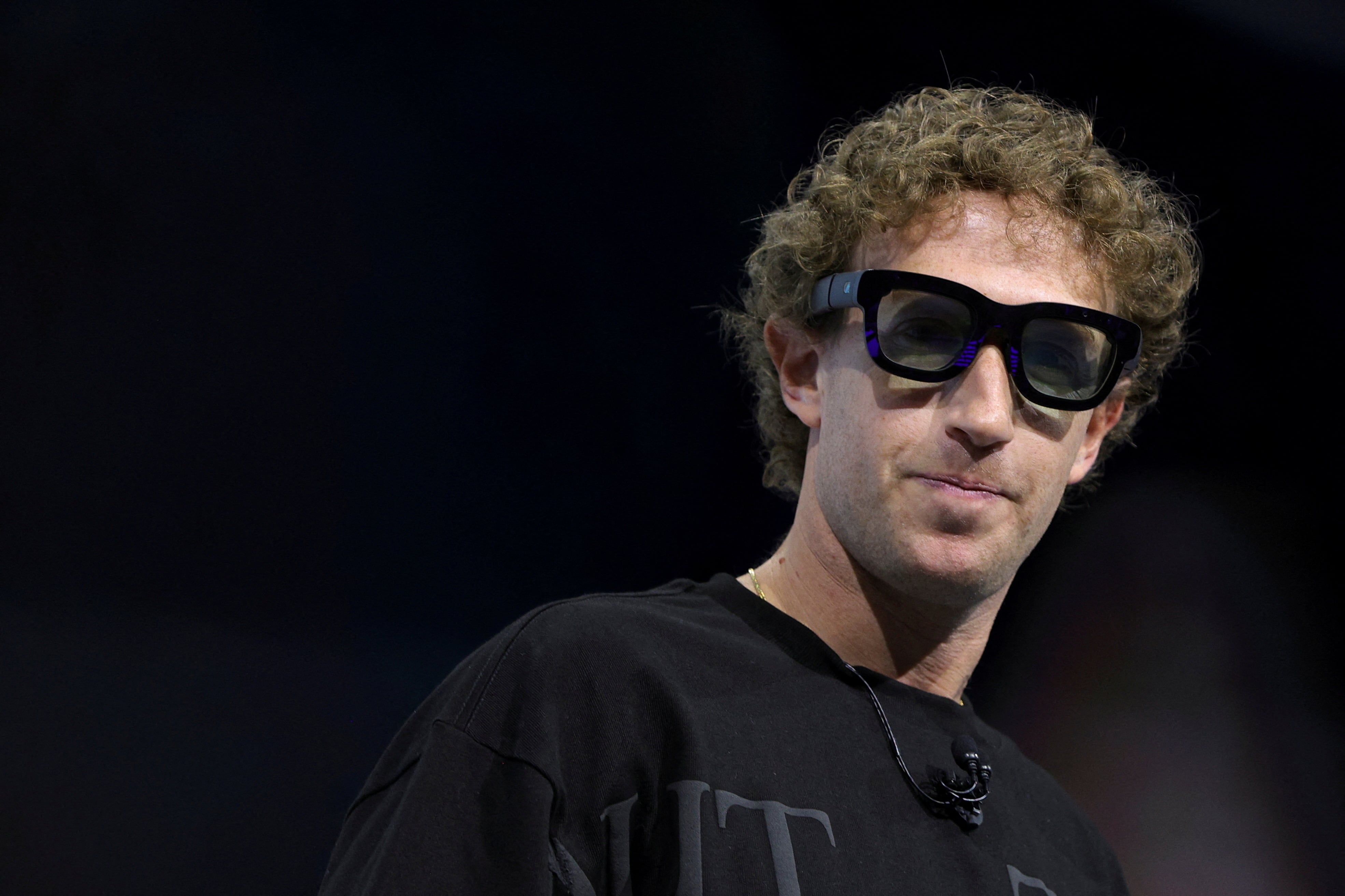 El consejero delegado de Meta, Mark Zuckerberg, con las gafas de realidad aumentada Orion durante el evento anual Meta Connect en la sede de la compañía en Menlo Park, California, el mes pasado.