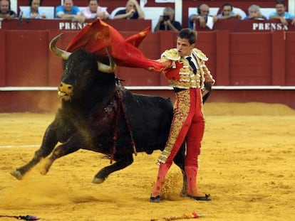 El torero El Juli durante su segundo toro en la corrida de toros de la Feria de Agosto, en la Plaza de Toros de La Malagueta.