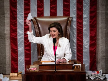 La representante demócrata Nancy Pelosi, mostrando el último voto para aprobar el proyecto de Joe Biden en la Cámara de Representantes de Estados Unidos.