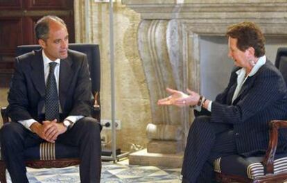 El presidente de la Generalitat, Francisco Camps, conversa con Cécile Molinier, representante del PNUD