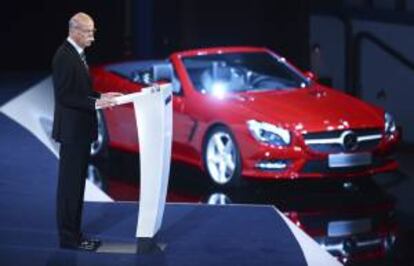Dieter Zetsche, director de Daimler AG, pronuncia unas palabras durante la asamblea general de Daimler en Berlín, Alemania. Mercedes-Benz Cars, la principal filial de Daimler, subió las ventas en el primer trimestre de 2012 un 11,6 por ciento. EFE/Archivo