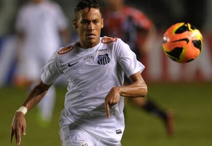 Neymar durante un partido del Santos.