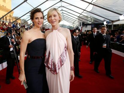 En la alfombra roja, preguntas serias para ellos, preguntas tontas para ellas