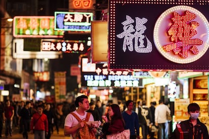 Mong Kok, el barrio de Hong Kong que tiene la mayor densidad de población del mundo, es escenario de las andanzas de Batman en 'El caballero oscuro', la segunda entrega de la trilogía del director Christopher Nolan.