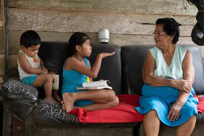 Muchos ancianos indígenas se esfuerzan por transmitir el conocimiento cultural a las generaciones más jóvenes. Arriba, Celedina Moroto con dos de sus nietos en su casa de Boruca. “Soy la última hablante de la lengua brunca. ¿Quién se la va a enseñar a mis nietos si no lo hago yo?”. La anciana murió en junio de 2020 a los 73 años.