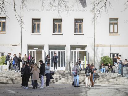 Grupos de estudiantes en la Facultad de Educación de la Universidad Complutense, en Madrid.