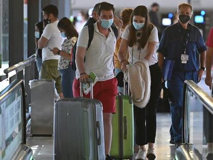 Varios turistas caminan por la terminal 4 del aeropuerto Adolfo Suárez Madrid Barajas.