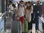 Varios turistas caminan por la terminal 4 del aeropuerto Adolfo Suárez Madrid Barajas.