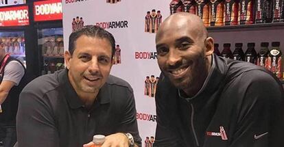 El fundador de Bodyarmor, Mike Repole, y el malogrado jugador de la NBA, Kobe Bryant, que era el segundo mayor accionista de la compañía, con el 10% del capital.