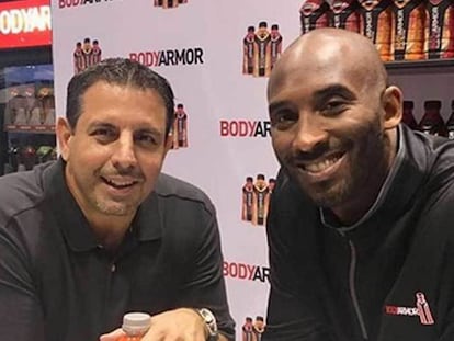 El fundador de Bodyarmor, Mike Repole, y el malogrado jugador de la NBA, Kobe Bryant, que era el segundo mayor accionista de la compañía, con el 10% del capital.