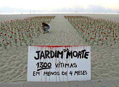 Aspecto del Jardín de la Muerte, en la playa de Copacabana, en protesta contra los actos de violencia en Río de Janeiro.