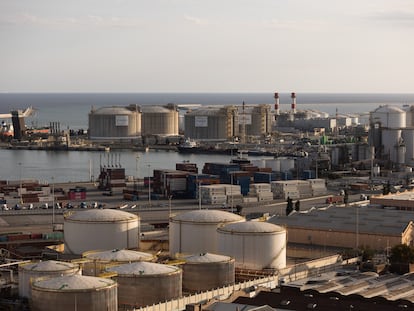 Vista de la regasificadora de Enagás en el puerto de Barcelona, desde donde partirá el gasoducto a Marsella.