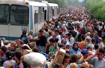 Miles de bosnios llegan huyendo al aeropuerto de Tuzla, el 15 de julio de 1995.