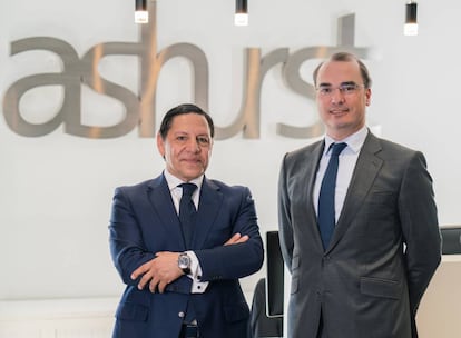 El nuevo counsel, Alfonso González-Espejo García, junto al Socio director de Ashurst España, Jorge Vázquez Orgaz.