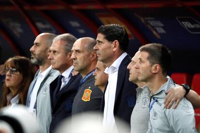 El seleccionador español Fernando Hierro (3-d) y el técnico ayudante aLbert Celades (d) antes del partido.