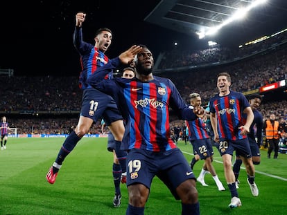 Franck Kessié celebra su gol con el Barcelona en el partido de la Liga ante el Real Madrid.