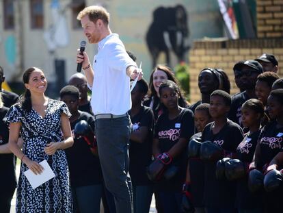 El príncipe se dirige a la gente en Justice Desk, en presencia de Meghan Markle.