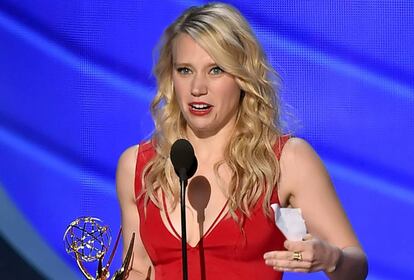 La actriz Kate McKinnon con el premio a Mejor actriz de reparto en comedia por 'Saturday Night Live'.